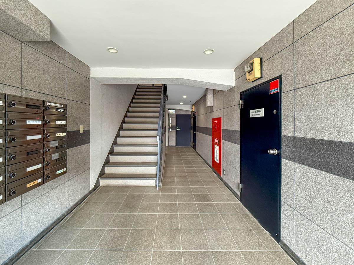 渋谷区代々木の売買物件/エントランス。奥にエレベーターがあります