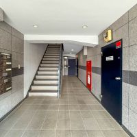 渋谷区代々木の売買物件/エントランス。奥にエレベーターがあります