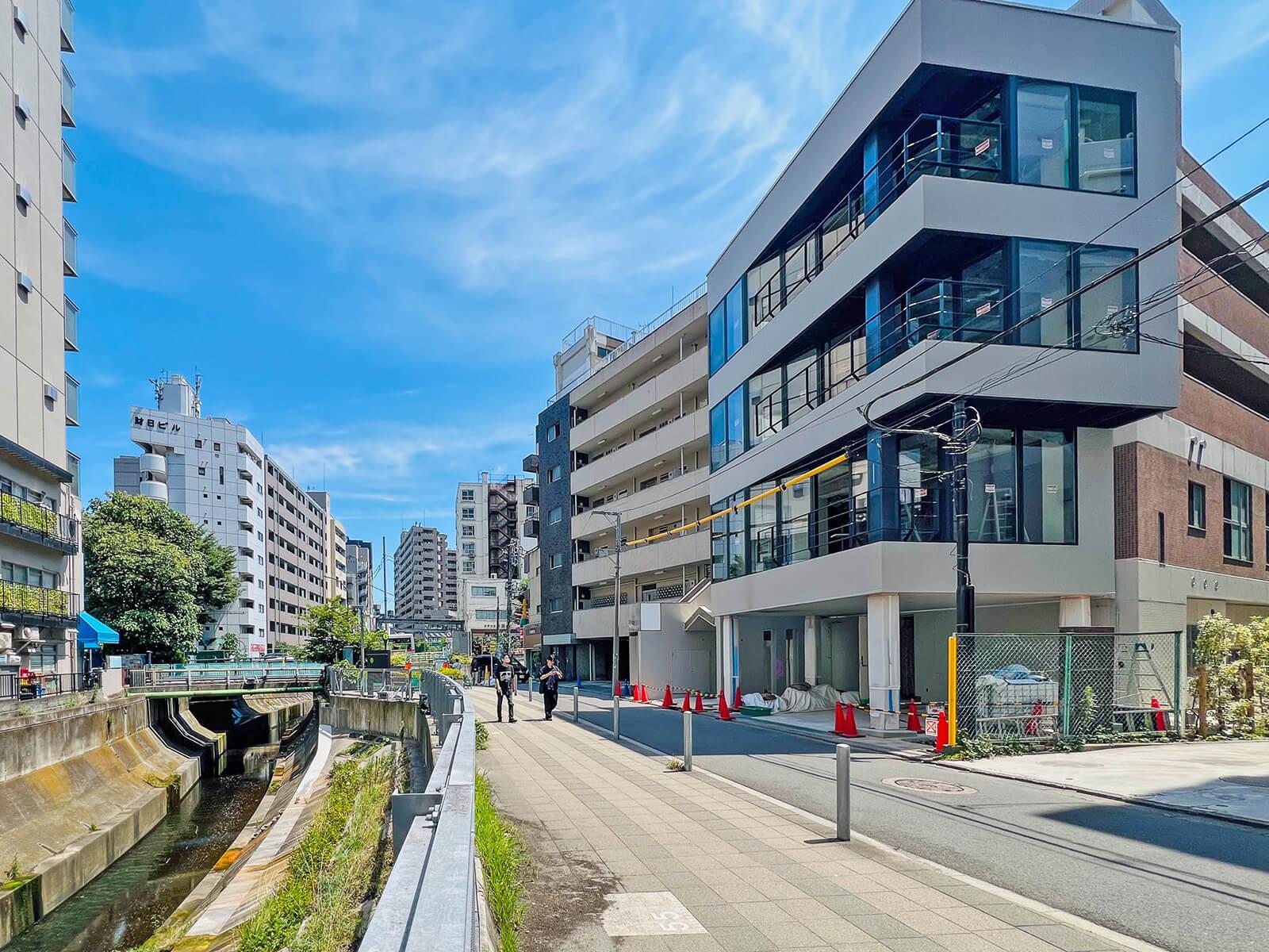 渋谷区渋谷の賃貸物件/現在の外観。植栽は工事の最終段階に行うのですが、それ以外の外観はほぼ完成しています