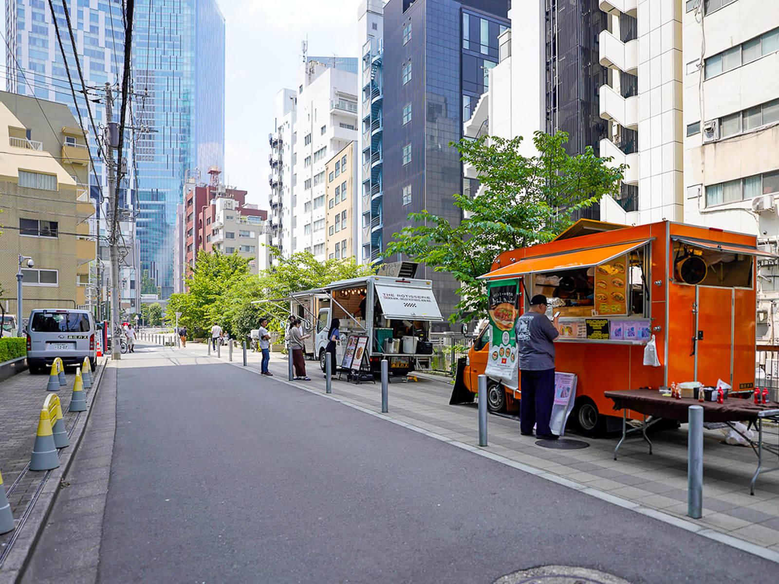 渋谷区渋谷の賃貸物件/渋谷リバーストリートはこんな感じで平日昼間にキッチンカーが並んでいます