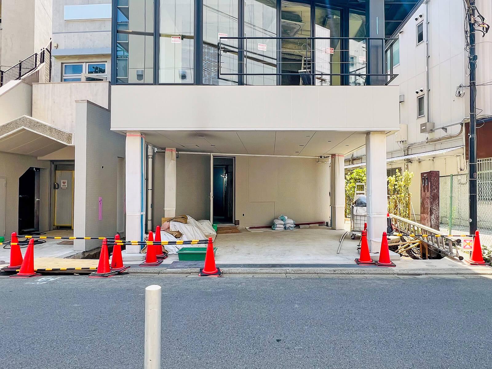 渋谷区渋谷の賃貸物件/1階の現在の様子。写真右側のスペースが植栽と建物の案内板になります