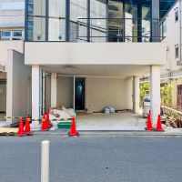 渋谷区渋谷の賃貸物件/1階の現在の様子。写真右側のスペースが植栽と建物の案内板になります