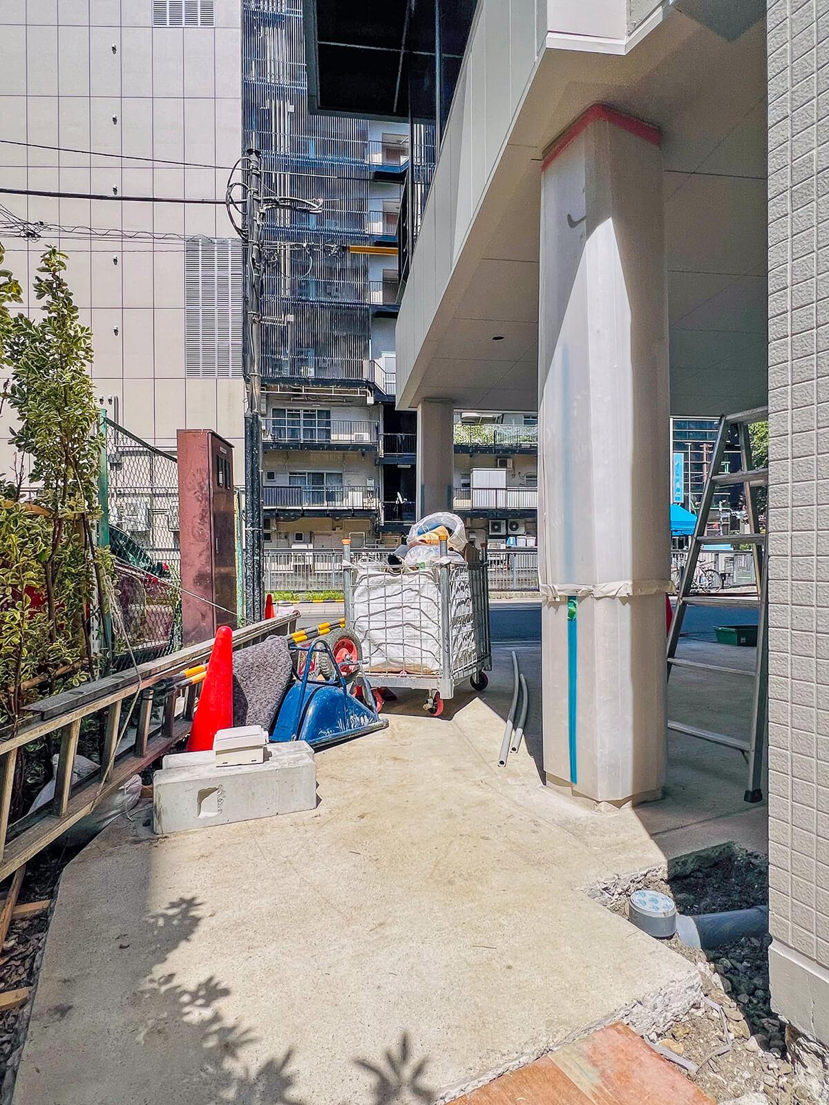 渋谷区渋谷の賃貸物件/路地の入口から駐車場側を見るとこんな感じ。写真中央の荷物がある付近に植栽と建物の案内板が設置される予定です