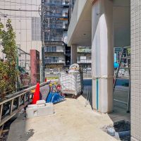 渋谷区渋谷の賃貸物件/路地の入口から駐車場側を見るとこんな感じ。写真中央の荷物がある付近に植栽と建物の案内板が設置される予定です