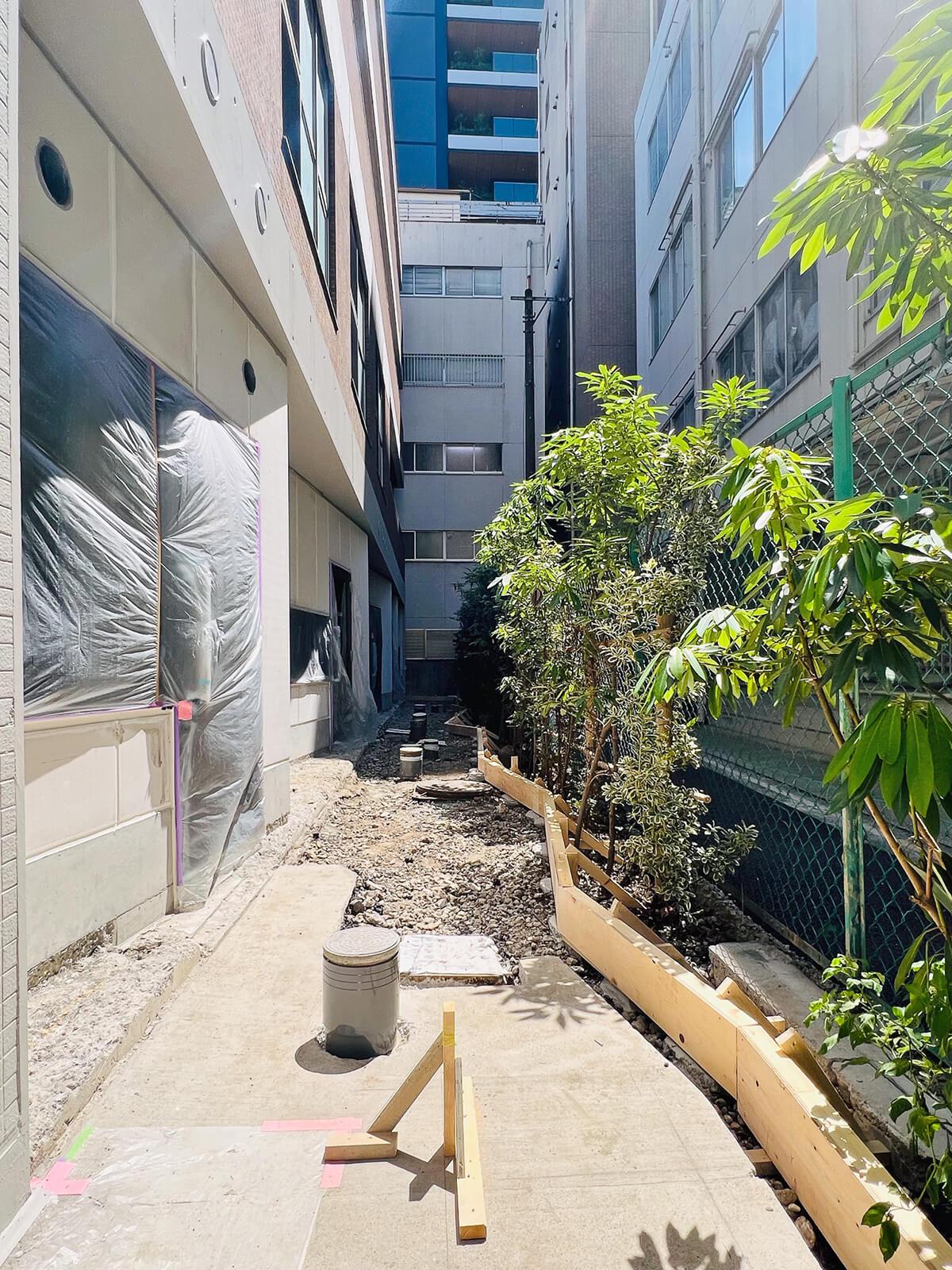 渋谷区渋谷の賃貸物件/入口から路地奥を見るとこんな感じ。植栽はもう少し増える予定です