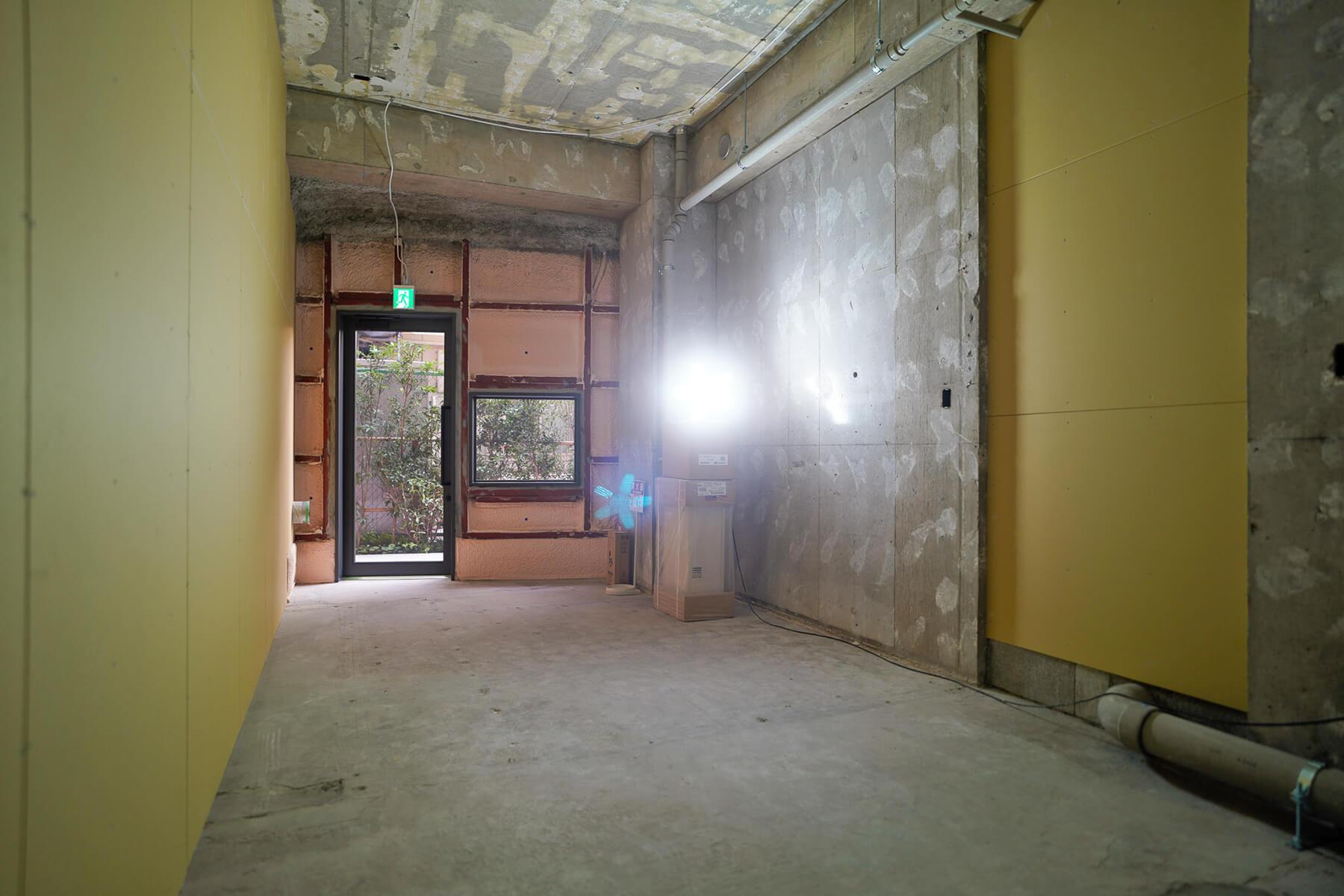 渋谷区渋谷の賃貸物件/店舗4。程よい広さの区画。入口側を店舗、奥を厨房やバックヤードにしても良し、細長いカウンターを作っても良しな間取りです