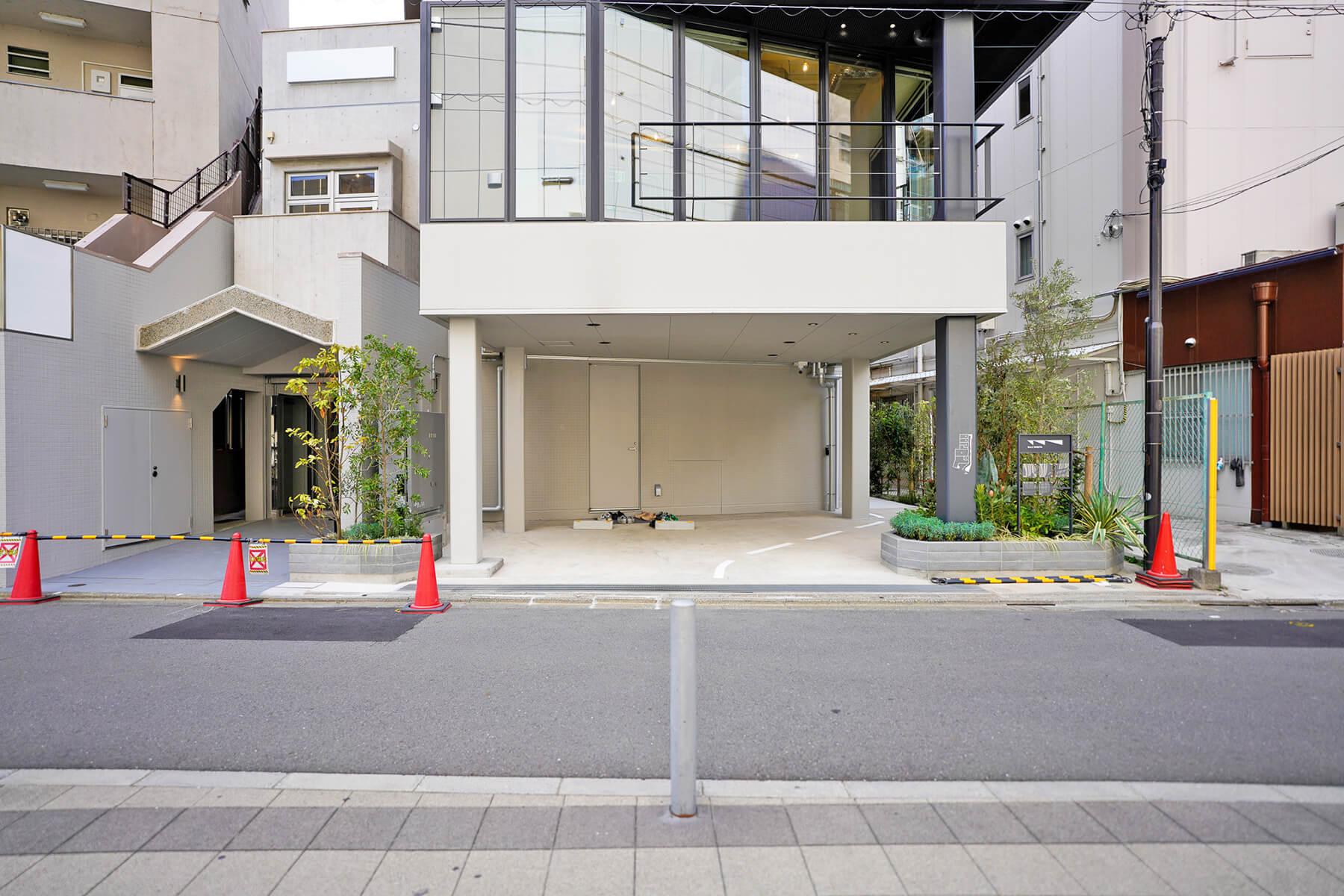 渋谷区渋谷の賃貸物件/1階。写真右手からお店へ