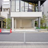 渋谷区渋谷の賃貸物件/1階。写真右手からお店へ