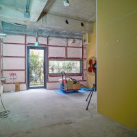 渋谷区渋谷の賃貸物件/店舗3の内部。奥から入口側を見るとこんな感じ。どの区画も植栽の緑が見えます