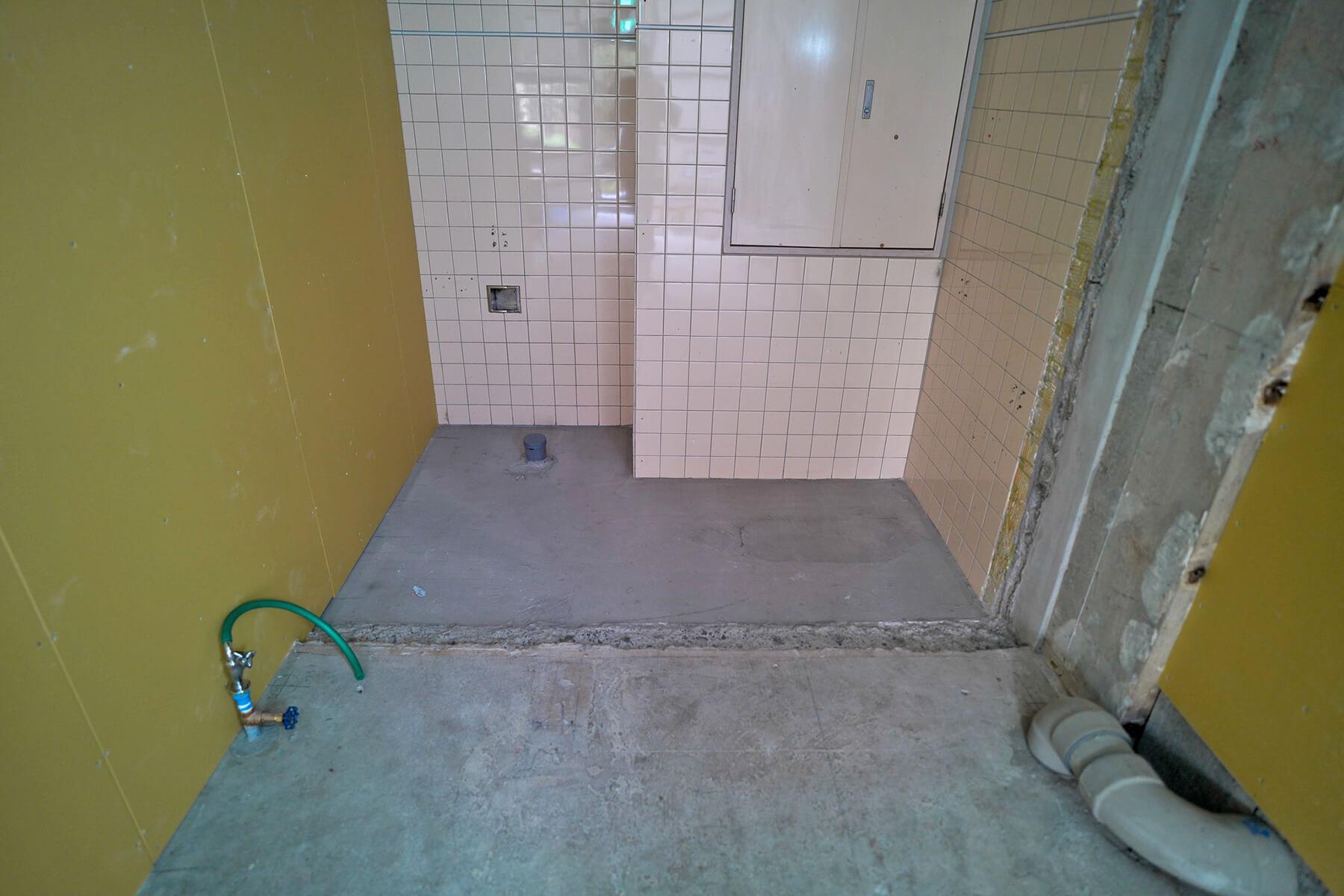渋谷区渋谷の賃貸物件/店舗3の奥。奥に給水と排水管があります