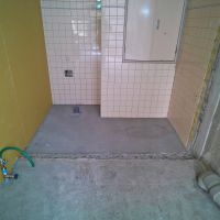渋谷区渋谷の賃貸物件/店舗3の奥。奥に給水と排水管があります