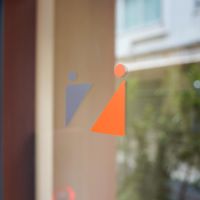渋谷区渋谷の賃貸物件/共用トイレのロゴ。店舗前が三角形になっているので、ロゴなどにも三角形が多様されています