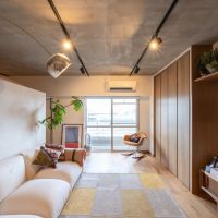世田谷区下馬の売買物件/リビング部分　アール壁は塗装で、窓際などの白い壁はクロスです