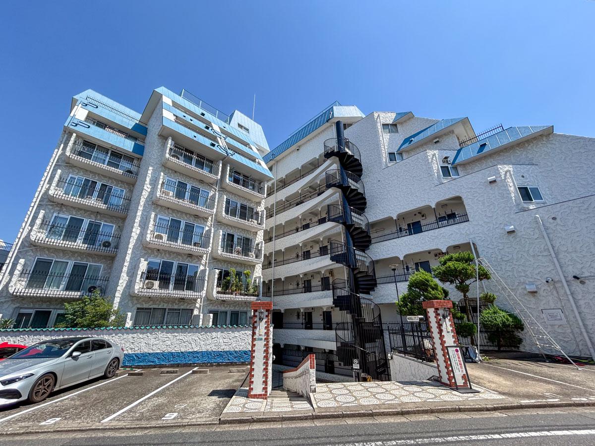 目黒区洗足の賃貸物件/青と白のカラーリングでお馴染みのレトロマンション