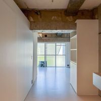 目黒区洗足の賃貸物件/壁や建具はすべて白く塗装。水回りや収納の壁は、あえて天井まで届かせないことで圧迫感をやわらげています