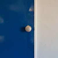 渋谷区恵比寿の賃貸物件/トイレのドア。塗装とシンプルなドアノブが、レトロな風合いを心地よく醸し出しています。