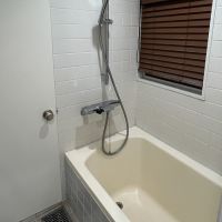 渋谷区恵比寿の賃貸物件/バスルーム。排水溝が若干詰まりやすいとのことで、単純なシャワールームとしての活用がおすすめとのことです。