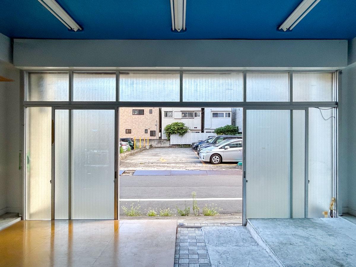 墨田区菊川の賃貸物件/内側からみる。
正面が駐車場のため、昼間は光がたくさん入りそう
