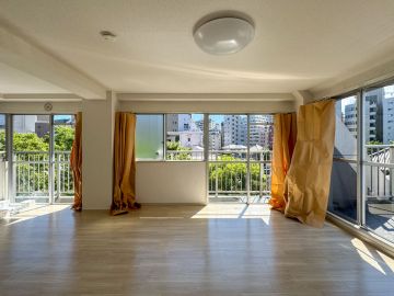 新宿区四谷の賃貸物件/窓のオンパレード