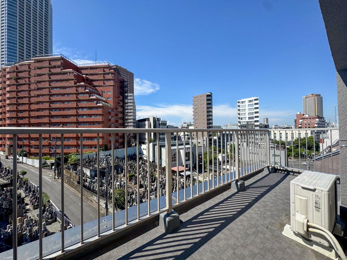 新宿区四谷の賃貸物件/北西側にはゆったりとしたバルコニー。道挟んで向かいが墓地ですが、部屋が爽やかすぎて全く気にならない印象