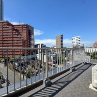 新宿区四谷の賃貸物件/北西側にはゆったりとしたバルコニー。道挟んで向かいが墓地ですが、部屋が爽やかすぎて全く気にならない印象