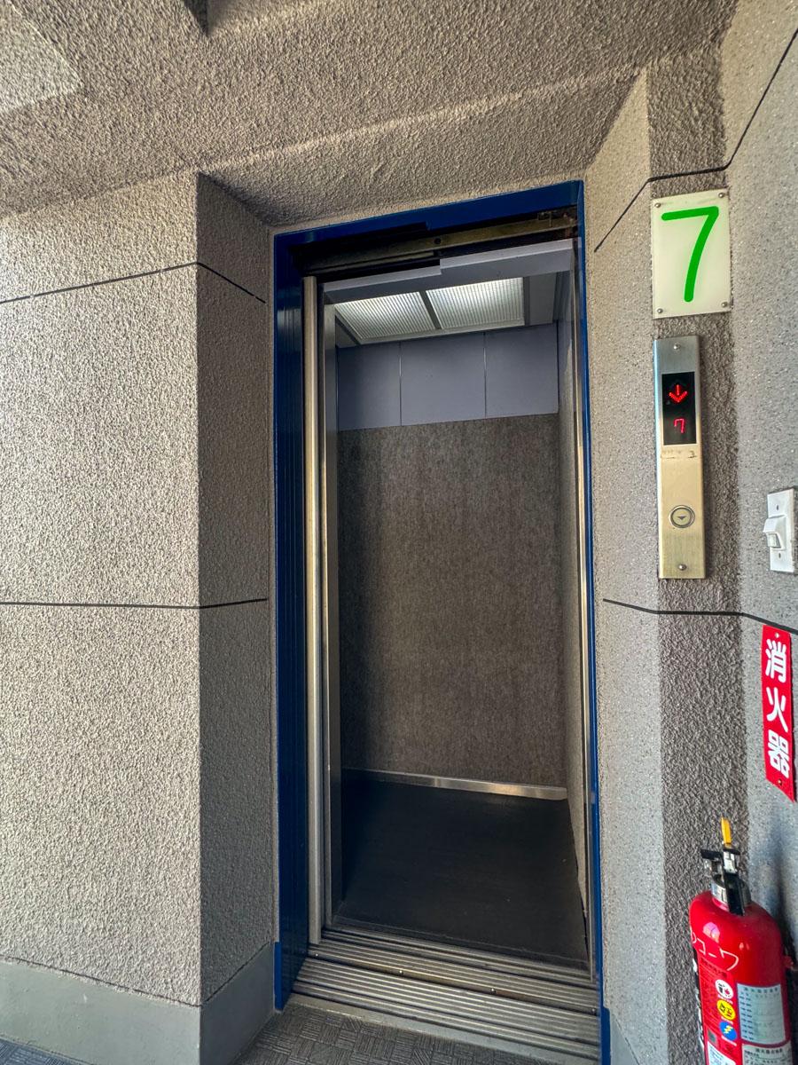 新宿区四谷の賃貸物件/エレベーターで最上階の7階まで。ちなみに7階には今回の区画のみ