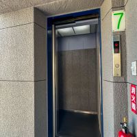 新宿区四谷の賃貸物件/エレベーターで最上階の7階まで。ちなみに7階には今回の区画のみ