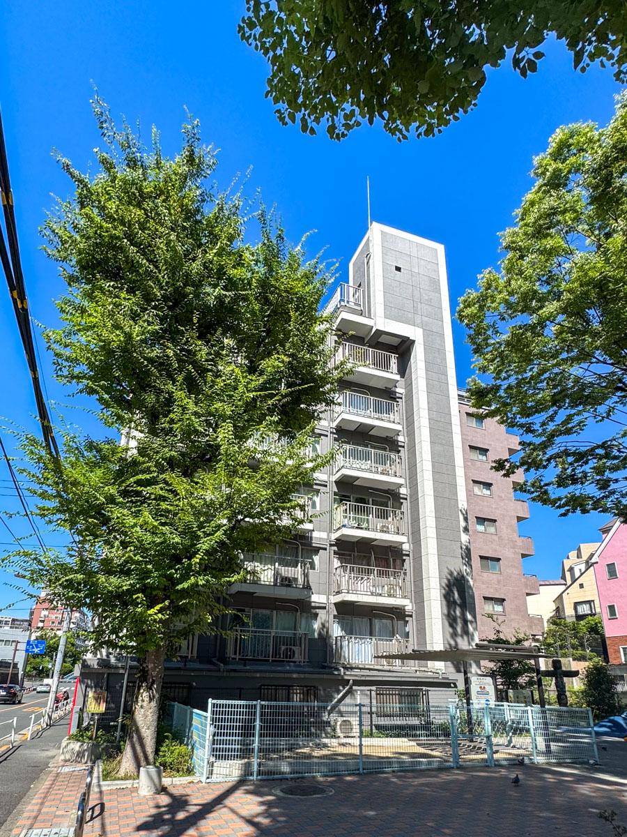 新宿区四谷の賃貸物件/公園横に立つマンション