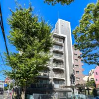 新宿区四谷の賃貸物件/公園横に立つマンション