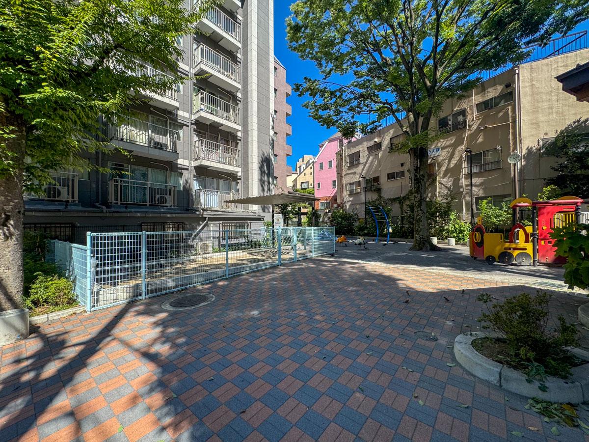 新宿区四谷の賃貸物件/都会の隙間に造られた小さな公園