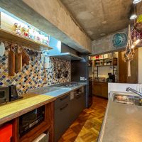 川崎市多摩区登戸の売買物件/キッチンはコンロと作業台が壁付け、背面にはシンクと作業台といったように料理好きも納得の広さ