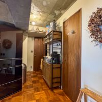 川崎市多摩区登戸の売買物件/キッチン横にはちょっとした収納。奥に水回り