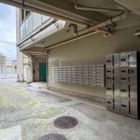 川崎市多摩区登戸の売買物件/エントランス。オートロックはありませんが、宅配ボックスは設置されてます