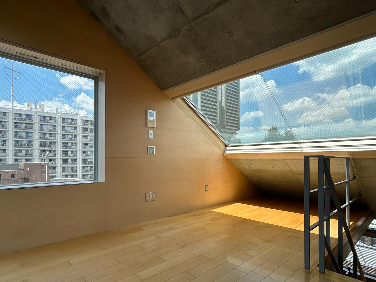 武蔵野市御殿山の賃貸物件/空に近いトリプレットのお部屋。まずは最上階部分から。