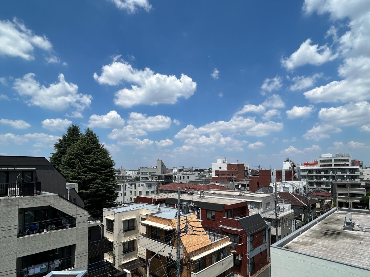 武蔵野市御殿山の賃貸物件/5階：ウッドデッキからの眺望。晴れた日はどこまでも続く空をぼーっと眺めることが出来ます。