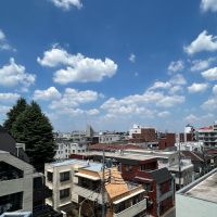 武蔵野市御殿山の賃貸物件/5階：ウッドデッキからの眺望。晴れた日はどこまでも続く空をぼーっと眺めることが出来ます。