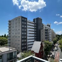 武蔵野市御殿山の賃貸物件/ベランダからの眺望。バックの緑は井の頭公園の木々たち。