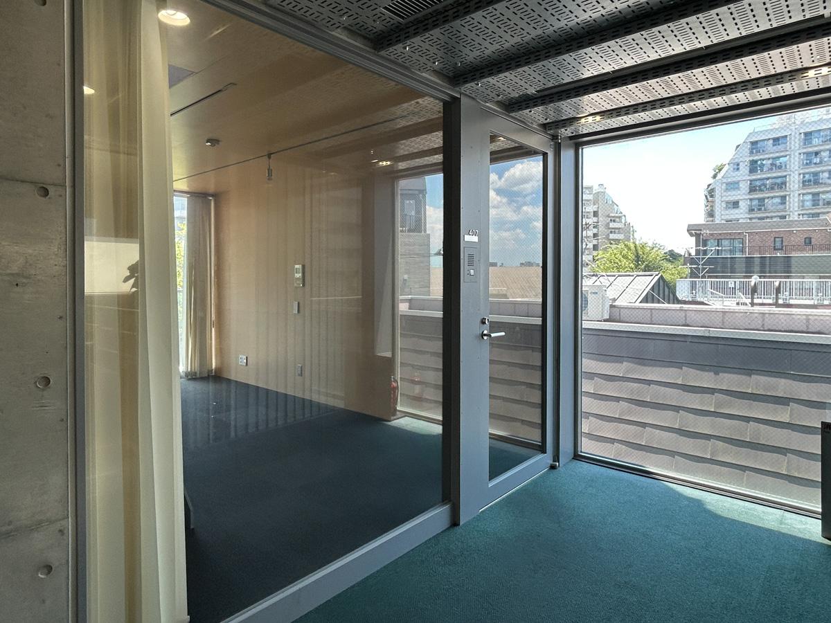 武蔵野市御殿山の賃貸物件/玄関。4階のカーペットフロアに直接繋がっています。住居というより、事務所の入り口としてのイメージが強いです。