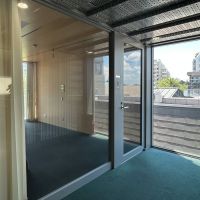 武蔵野市御殿山の賃貸物件/玄関。4階のカーペットフロアに直接繋がっています。住居というより、事務所の入り口としてのイメージが強いです。