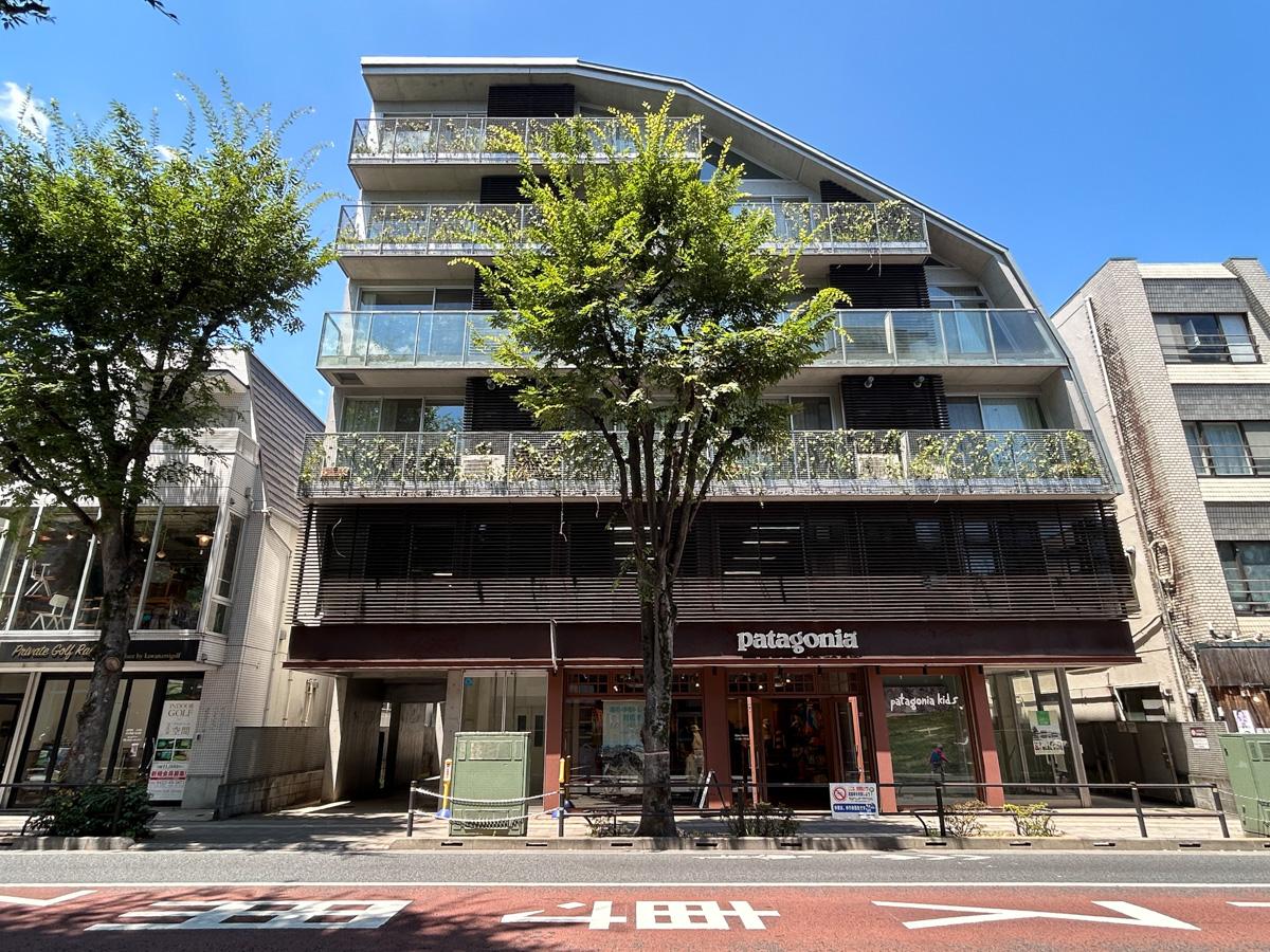 武蔵野市御殿山の賃貸物件/外観。1階にはアウトドアブランドが入っています。