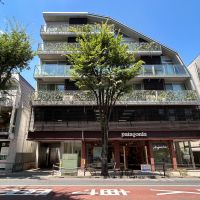 武蔵野市御殿山の賃貸物件/外観。1階にはアウトドアブランドが入っています。