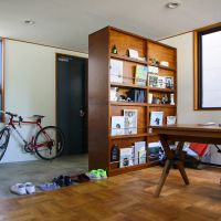 目黒区八雲の売買物件/居室側から玄関を見るとこんな感じ棚が緩やかに仕切っています