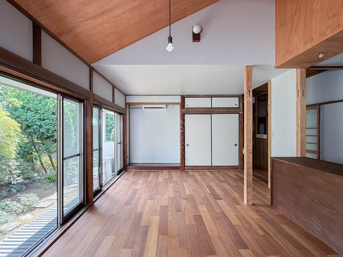 板橋区南町の賃貸物件/立派なお庭に面したリビングは、一部が天井まで吹き抜け開放的。木と白とレトロなディティールが素敵です