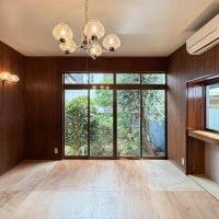 板橋区南町の賃貸物件/年代物の照明と木板の壁が雰囲気ある