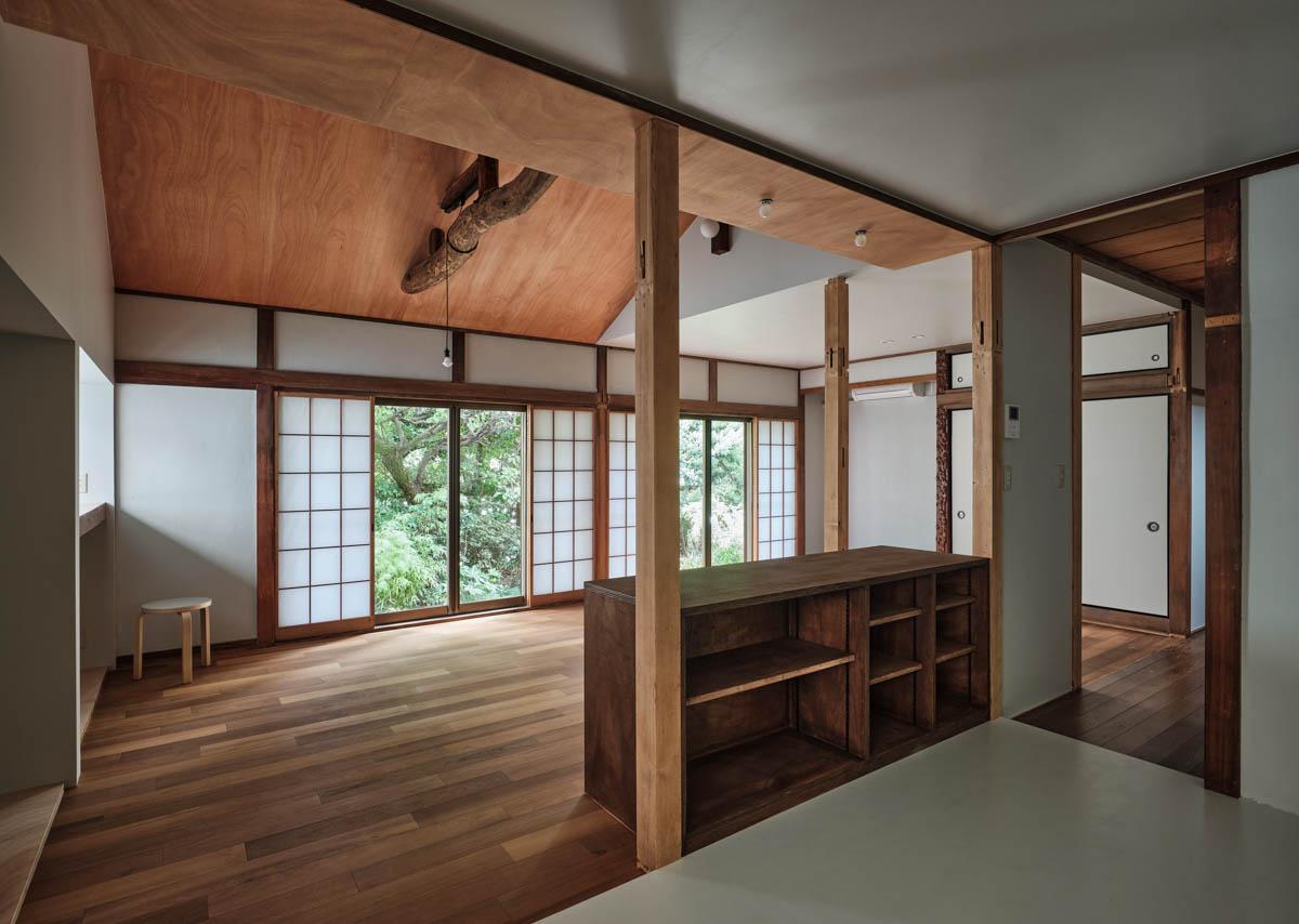 板橋区南町の賃貸物件/キッチンとリビングとの間には造作のカウンター。カウンター上にちょこんとついた照明がかわいい