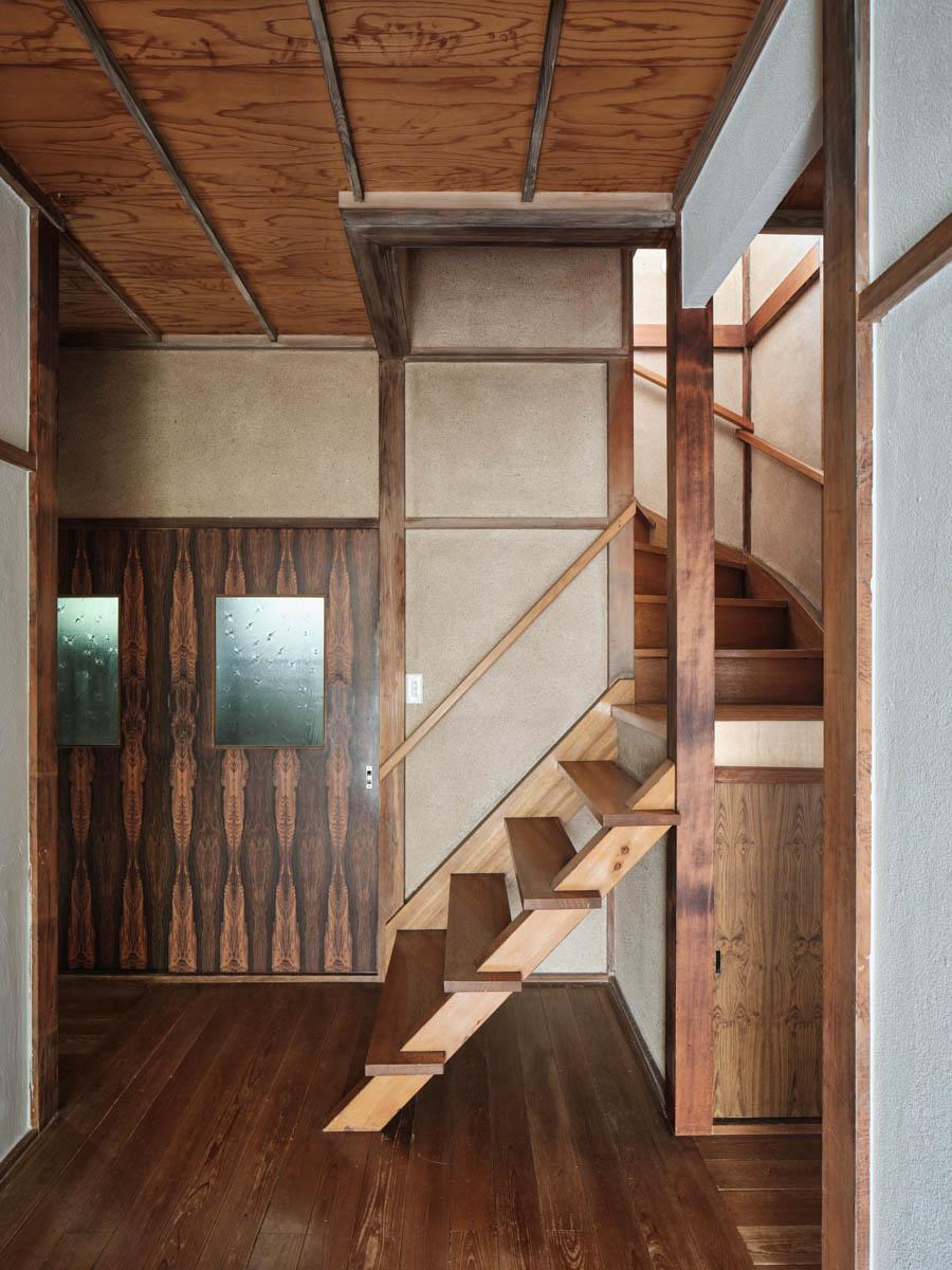 板橋区南町の賃貸物件/階段脇の引き戸は「この先は部屋かな？」と思いきや・・・