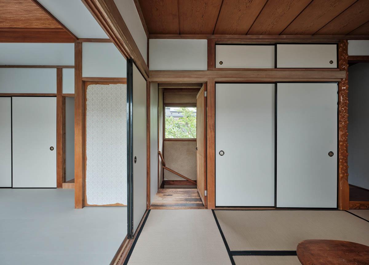 板橋区南町の賃貸物件/バルコニーから階段をみて。押入がたくさん