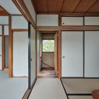 板橋区南町の賃貸物件/バルコニーから階段をみて。押入がたくさん