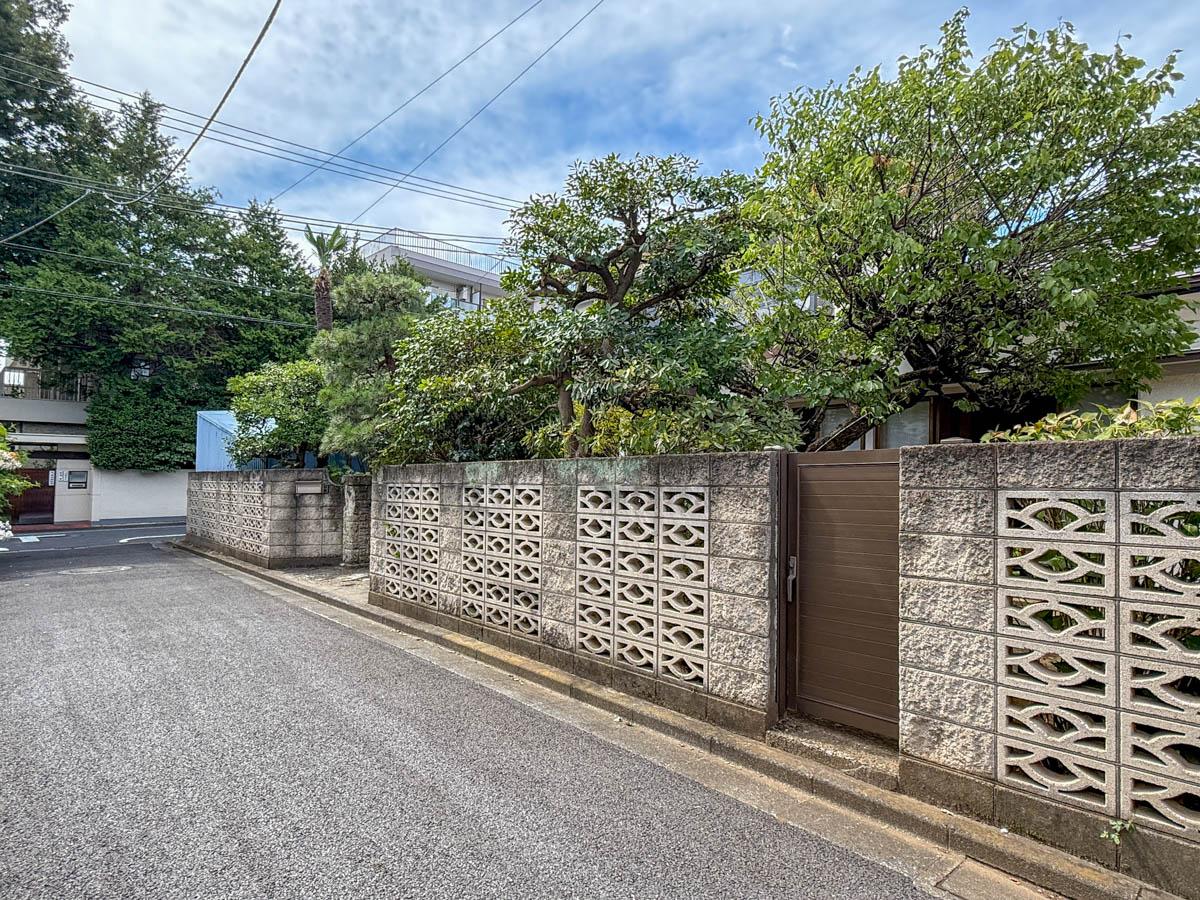 板橋区南町の賃貸物件/有孔ブロックでつくられた塀、そこから溢れる緑の雰囲気がいい