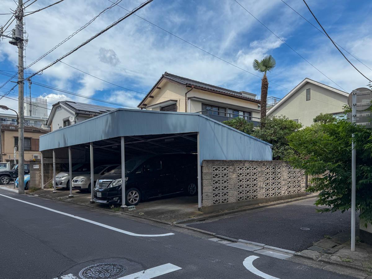 板橋区南町の賃貸物件/敷地の西側には屋根付きの月極駐車場がつくられていて、そこの右端が23,000円で借りられる